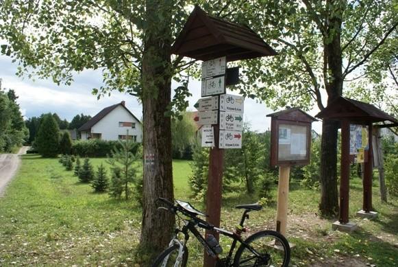 na skrzyżowaniu dróg/szlaków w Starym Folwarku