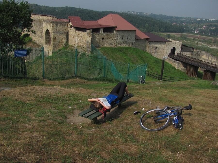 Wiórka czyta mapę koło zamku w Dobcycach