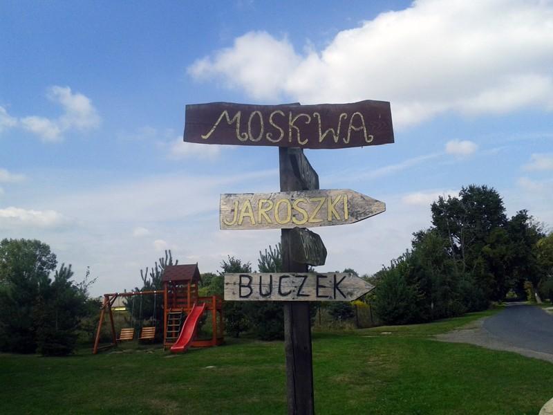 Drogowskaz we wsi Moskwa.