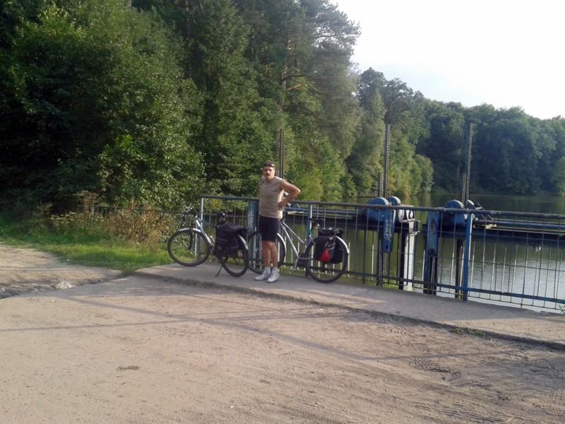 Nad wodą w miejscowości Rochna.