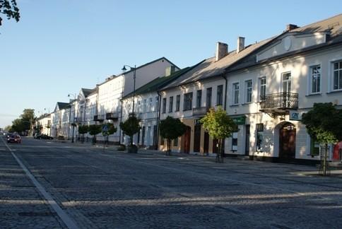 ul. Kościuszki, centrum Suwałk, ulica ta stonowi główny deptak, choć tak naprawdę jeżdżą po niej samochody, trochę dziwnie.