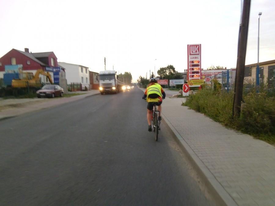 Tworzeń. Monika w drodze do pracy