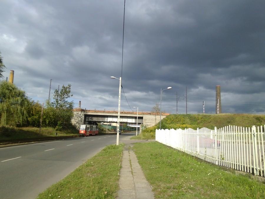 Szopienice i zbierające się ciemne chmury