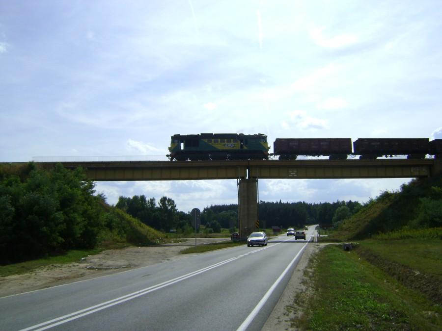 ST44-2037 PKP LHS przejeżdża nad drogą nr 79 w Niekrasowie