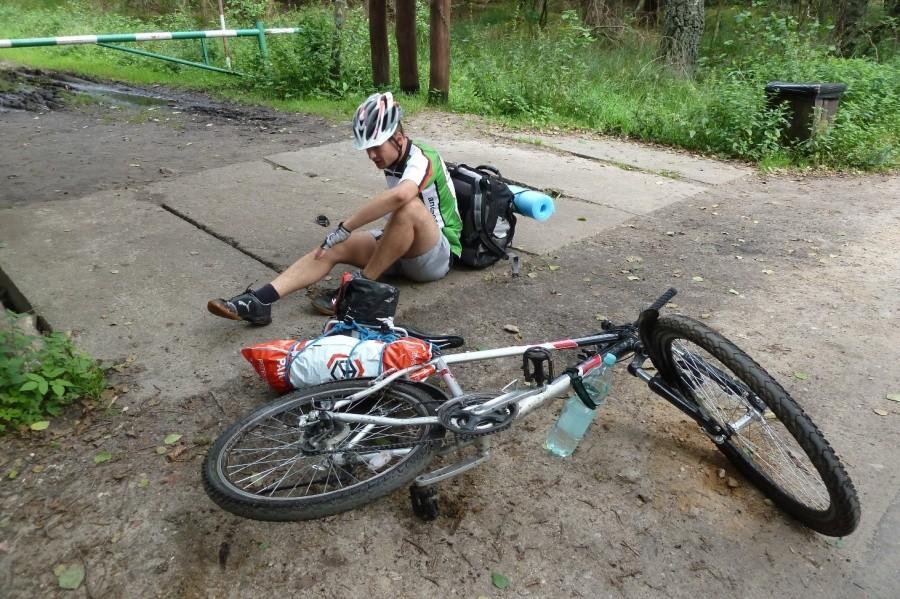 Znowu rąbnął. Winę zgonił na piasek na betonie.