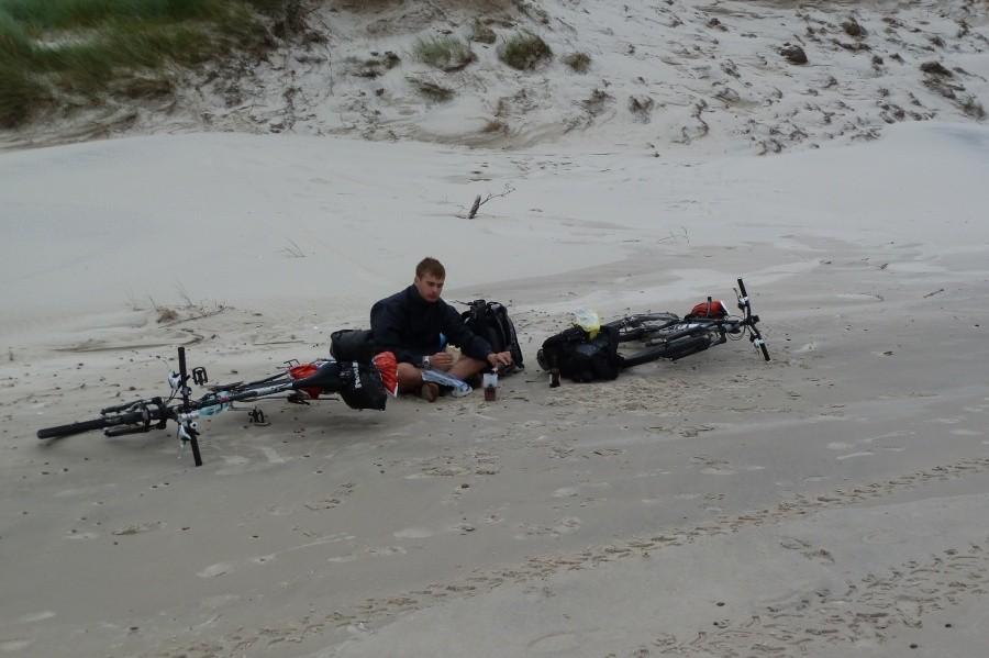 Posiłek na spustoszałej plaży