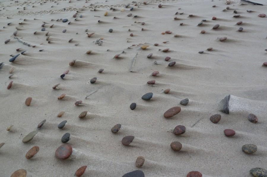 Tak może wyglądać plaża, kiedy nie depczą jej tysiące stóp