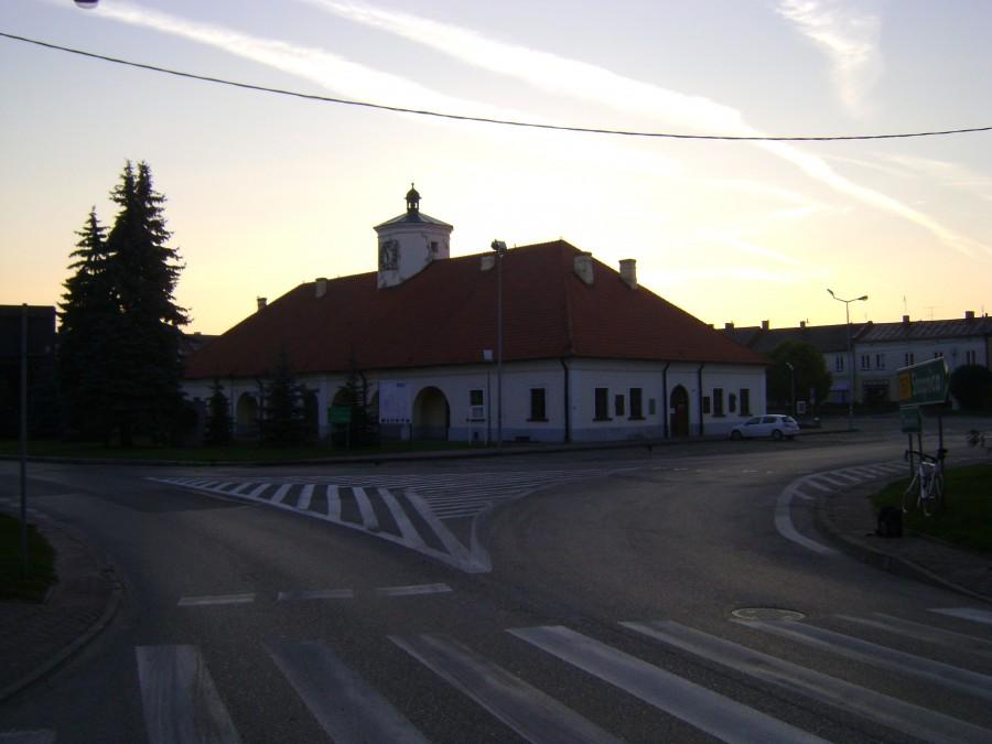 Staszowski rynek o poranku