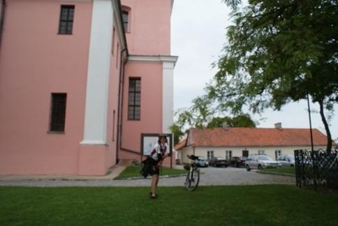 Tymoteuszka z Czarnym Bocianem na terenie Klasztoru w Wigrach