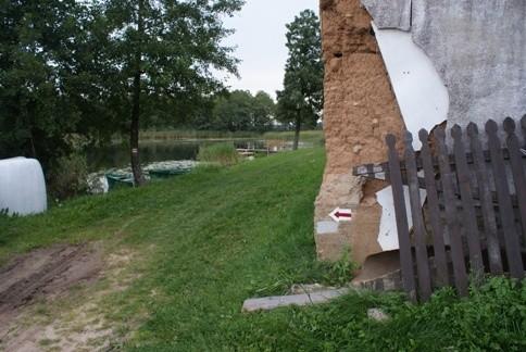 szlaki rowerowe często prowadzą koło posesji, małe zagalapowanie i lądujesz na czyimś podwórku :)
