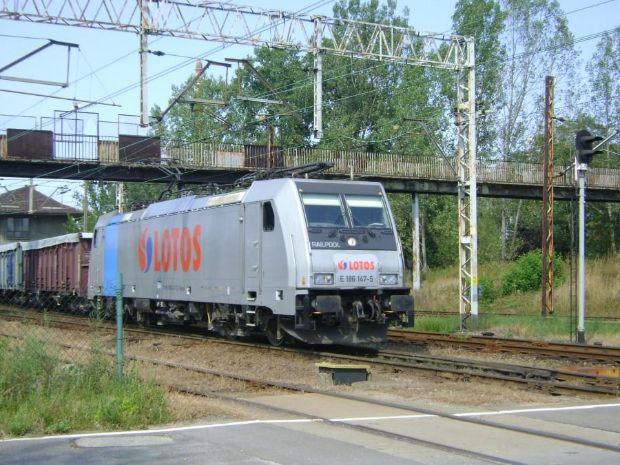 Lokomotywa E186-147 Lotos Kolej odjeżdża ze stacji Tomaszów Maz