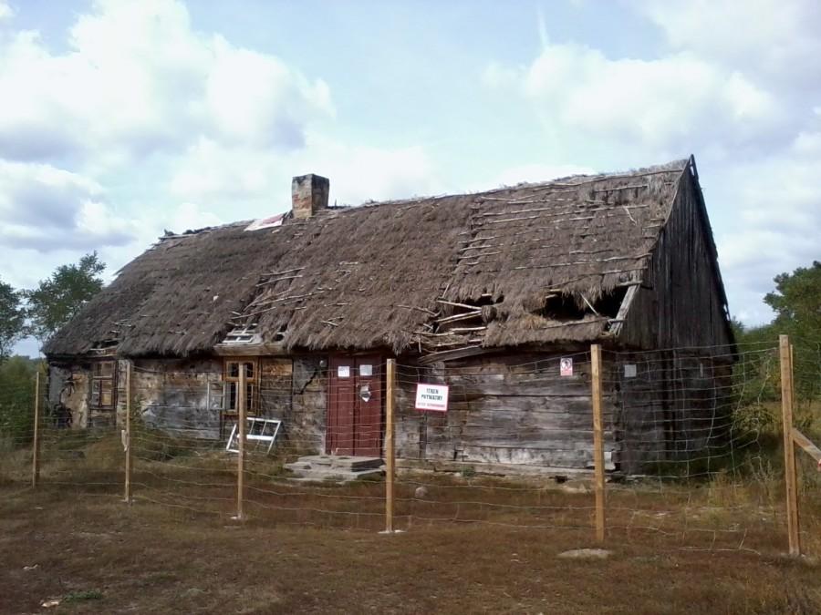 Stare zabytkowe chaty na terenowym odcinku czekają na remont