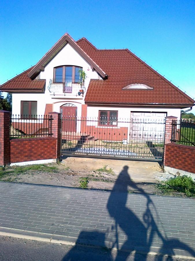 Mój cień, a miało to być zdjęcie domu w Macierzyszu