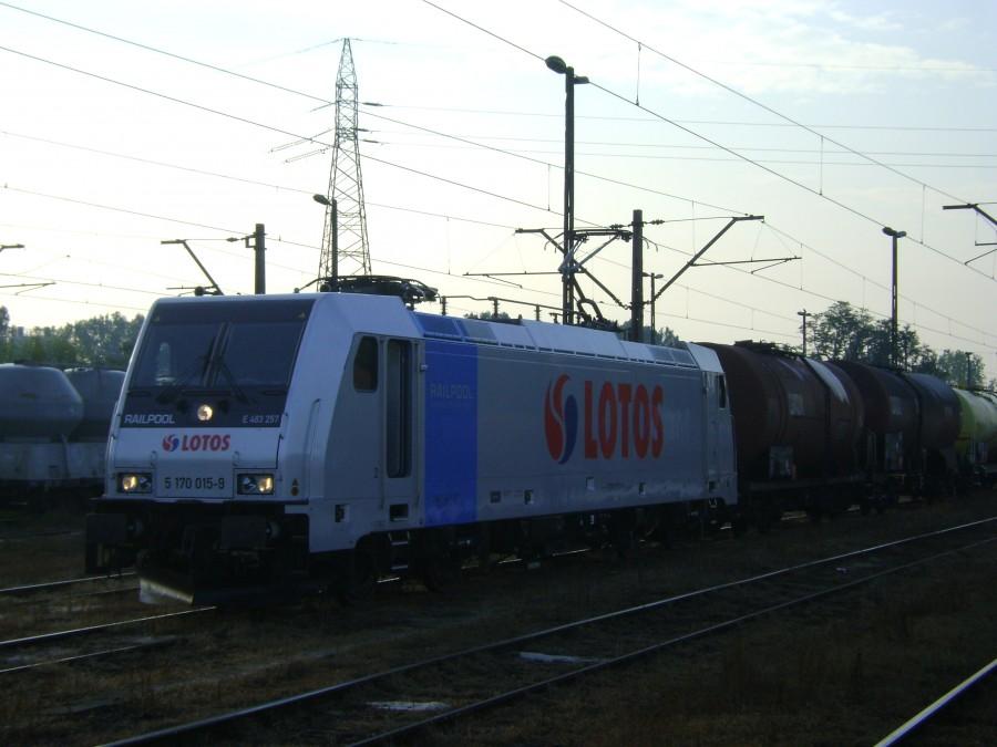 Lokomotywa E483-457 Lotos Kolej na stacji Tomaszów Maz