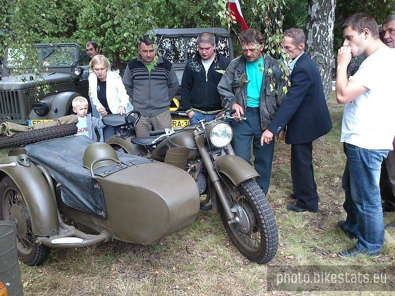 Rocznica bitwy pod Ewiną. Motocykl z wózkiem bocznym. Jak widać budzi zainteresowanie u wszystkich.