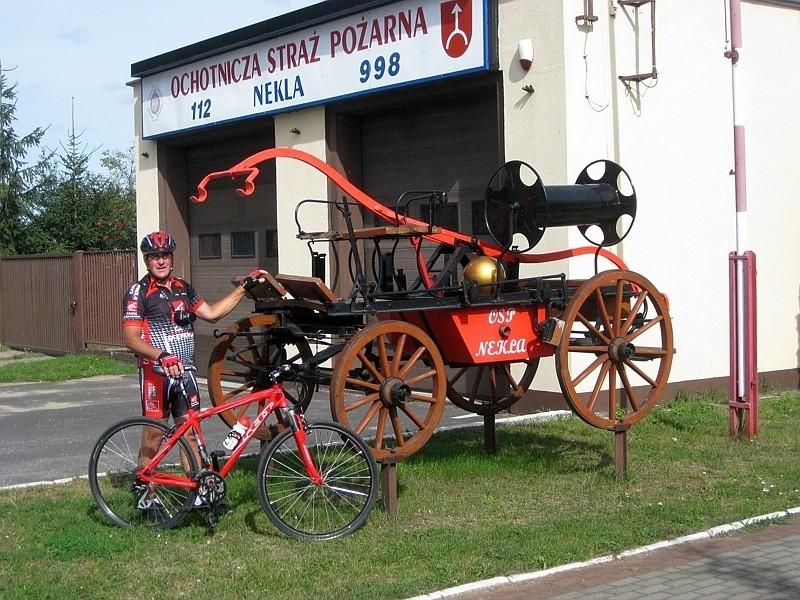 Wehikuł do gaszenia pożaru przed OSP Nekla