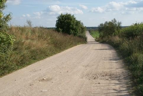 dziurawym szutrem
