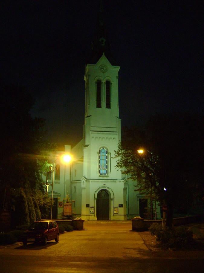 Kościół w Kamieńsku nocą
