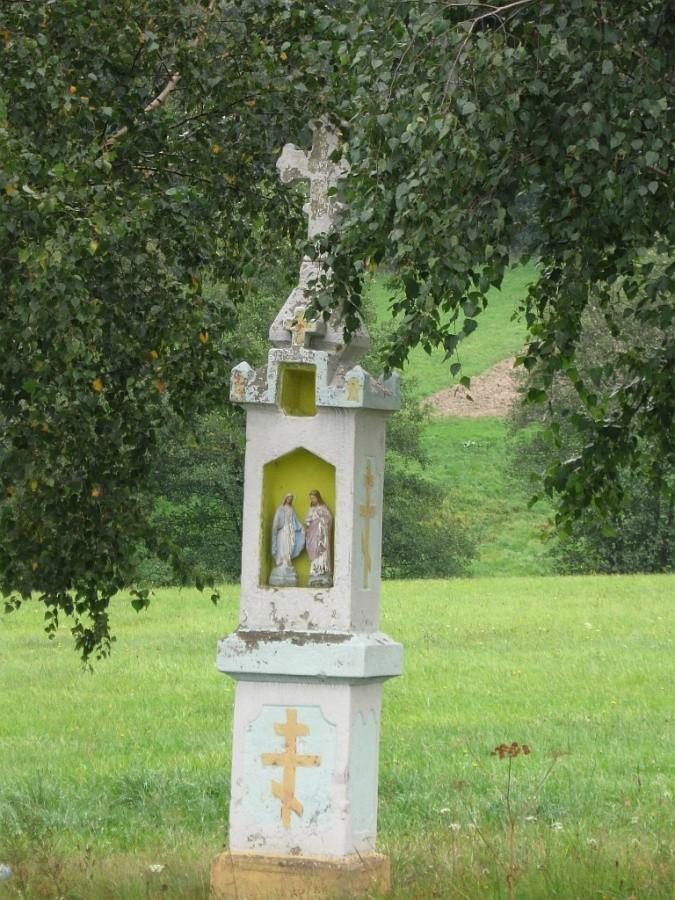 Kapliczka przy drodze.