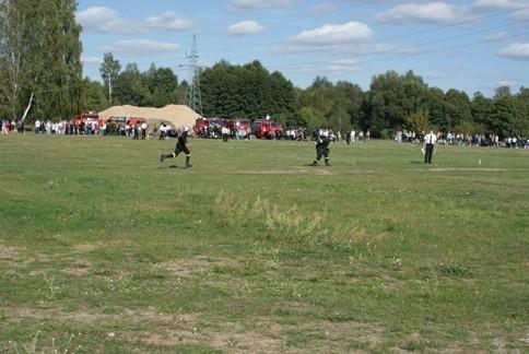 na Pikniku Lokalni Niebanalni na tomaszowskich błoniach - zawody strażackie