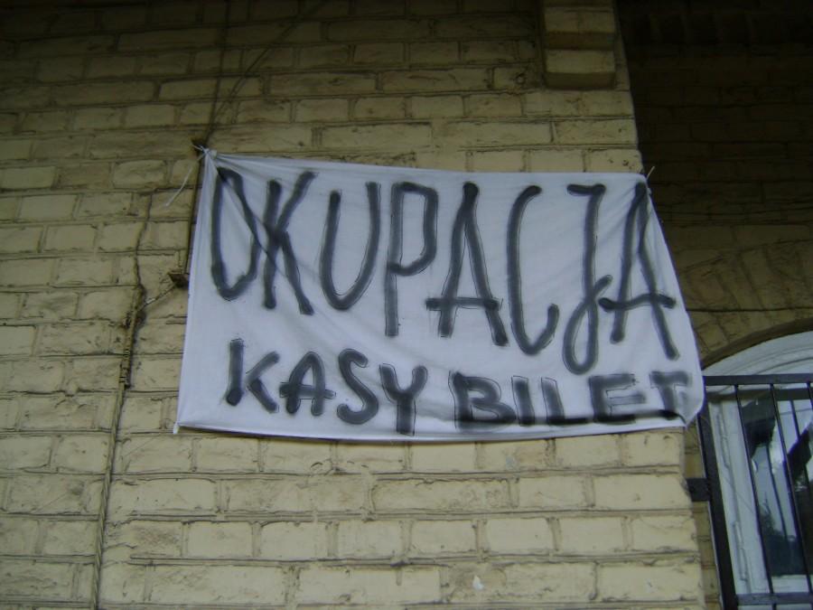 Trwa okupacja kasy biletowej na dworcu w Ostrzeszowie