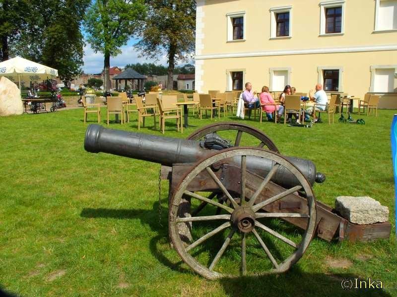 Armata przed zamkiem w St. Tarnowicach