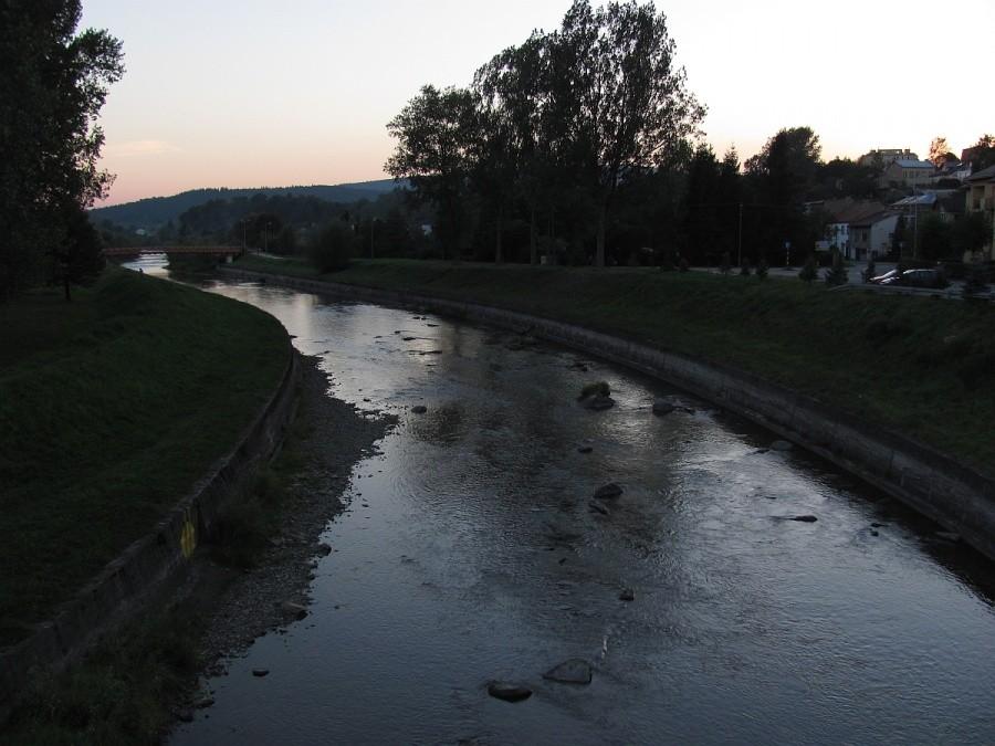 Ropa w Gorlicach po zachodzie