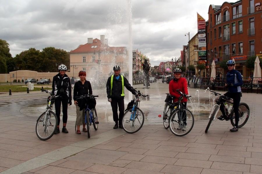 Główna ulica w Malborku i nasza ekipa- od prawej Jarek, Marek, Wiesiek, Ania i ja