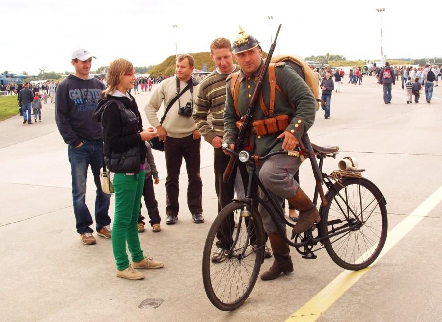Żołnierz na zabytkowym rowerze…