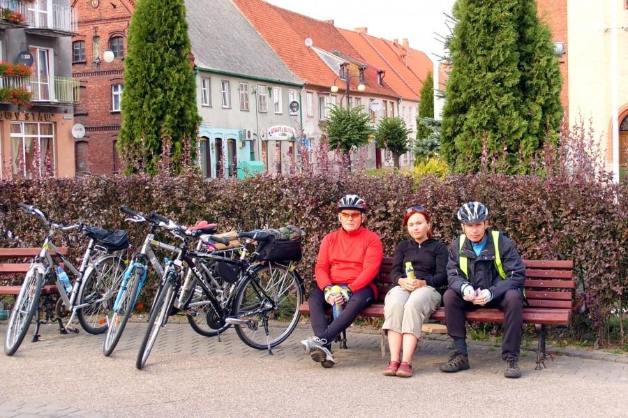 Odpoczynek rowerzystów w Nowym Stawie