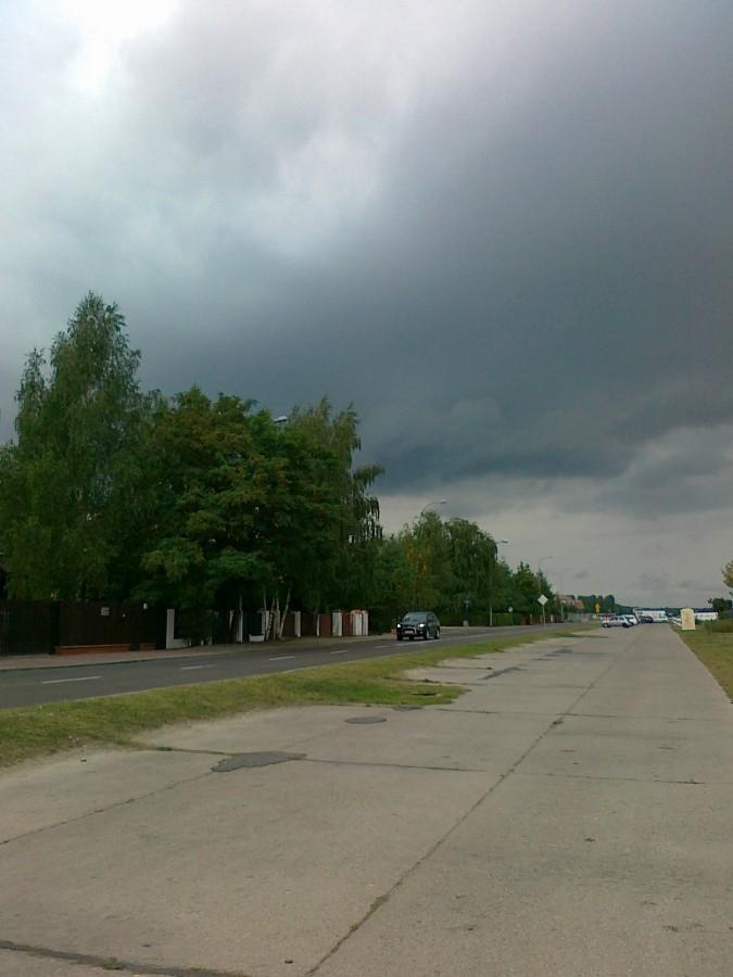 Nad Warszawą czarne chmury wiszą...