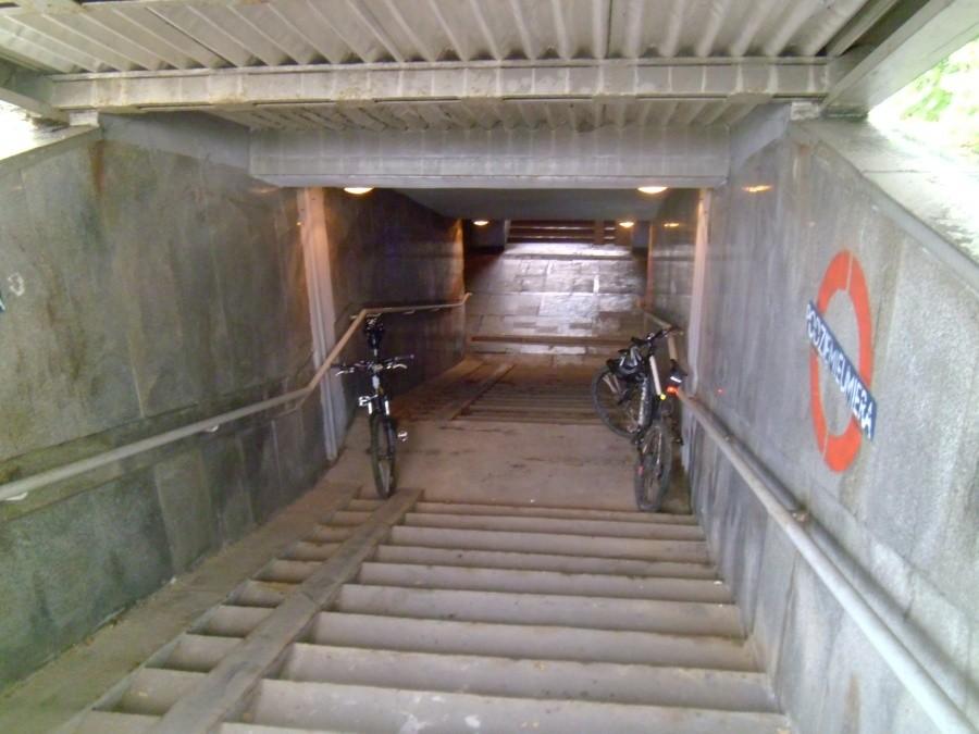 Rowerki w przejściu podziemnym na Brynowie