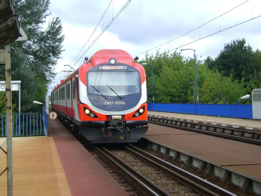 EN57-1031rb wjeżdża na stację Kępno