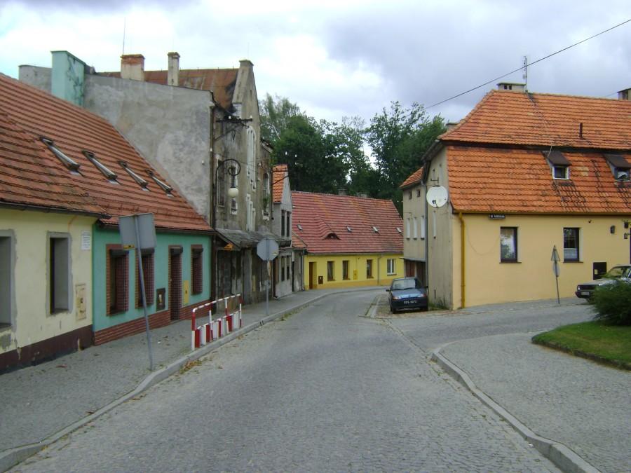 Brukowe uliczki starówki w Byczynie