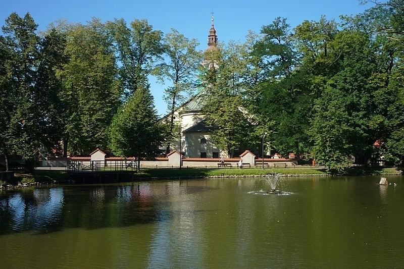 Andrychów -Park Miejski z kościołem w tle