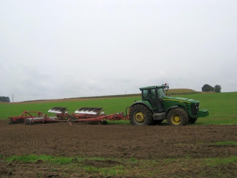 Potężny ciągnik John Deere z 7 skibowym pługiem, oraz podwójnym wałem.