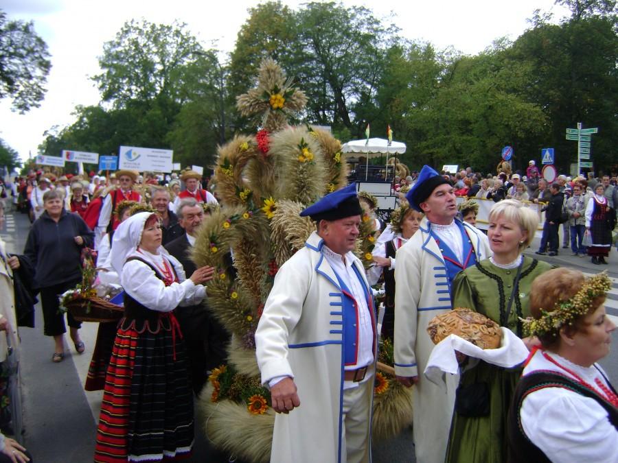 Barwny korowód dożynkowy w Spale