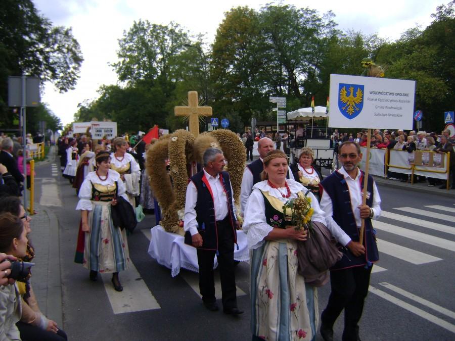 Barwny korowód dożynkowy w Spale