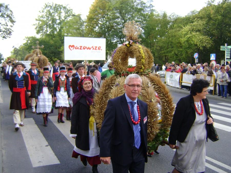 Barwny korowód dożynkowy w Spale