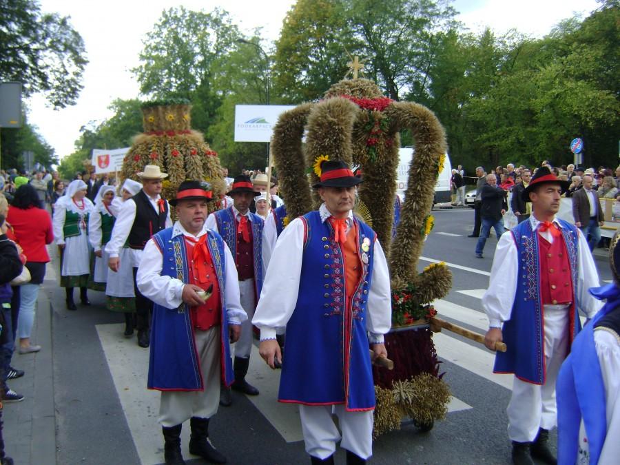Barwny korowód dożynkowy w Spale