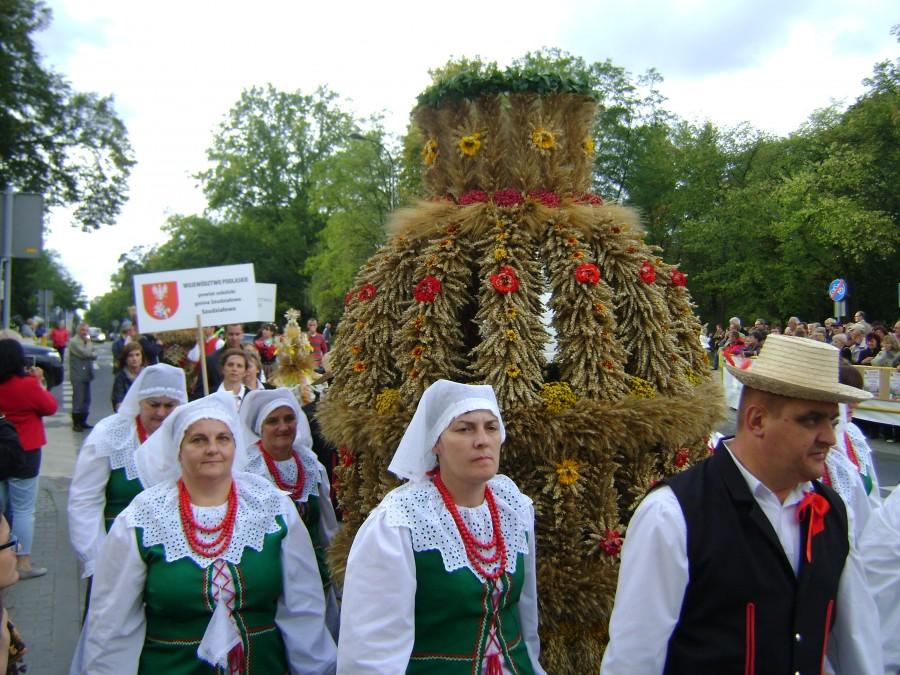 Barwny korowód dożynkowy w Spale