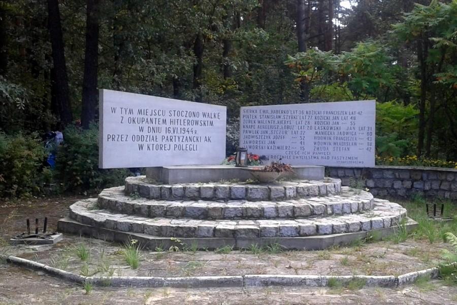 Pod pomnikiem