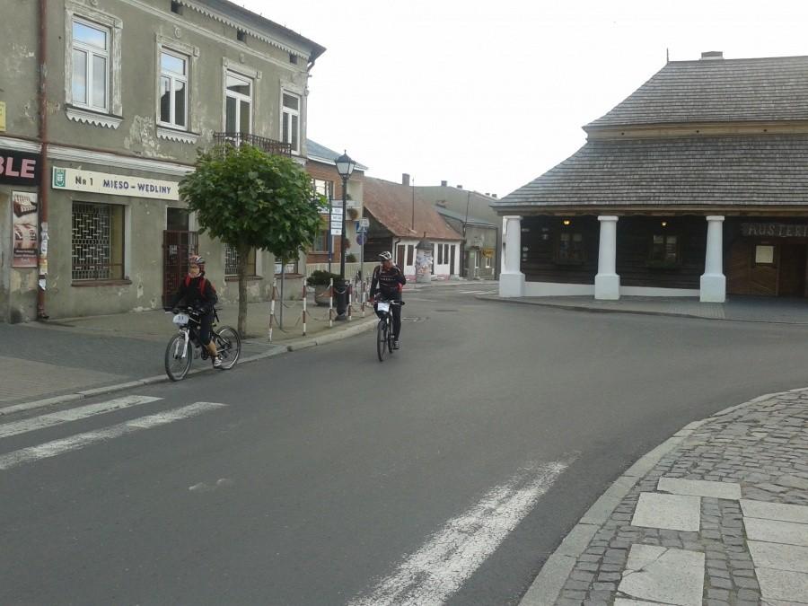 W tle zabytkowa karczma