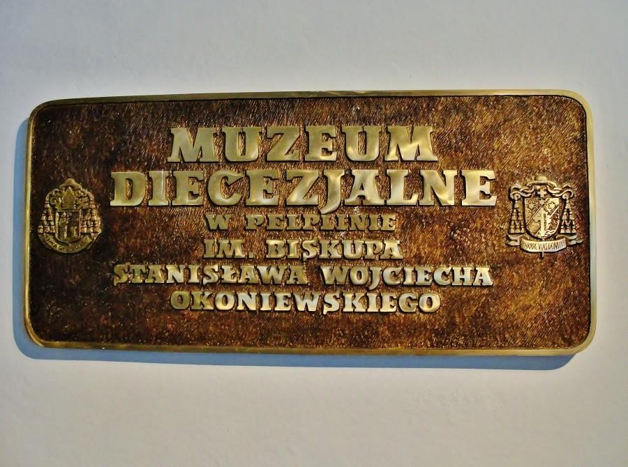 Tablica muzeum diecezjalnego w Pelplinie.