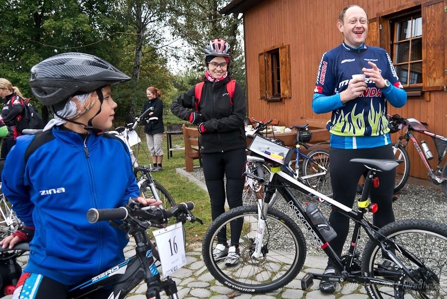 Amiga z radością w sercu i uśmiechem na ustach czeka na start