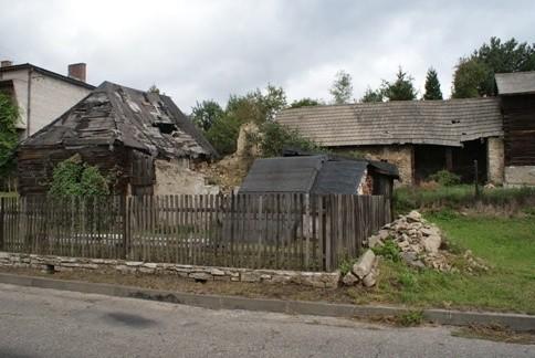 po drodze, zawalające się chałupy