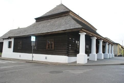 Drewniana karczma na rynku, na szlaku architektury drewnianej