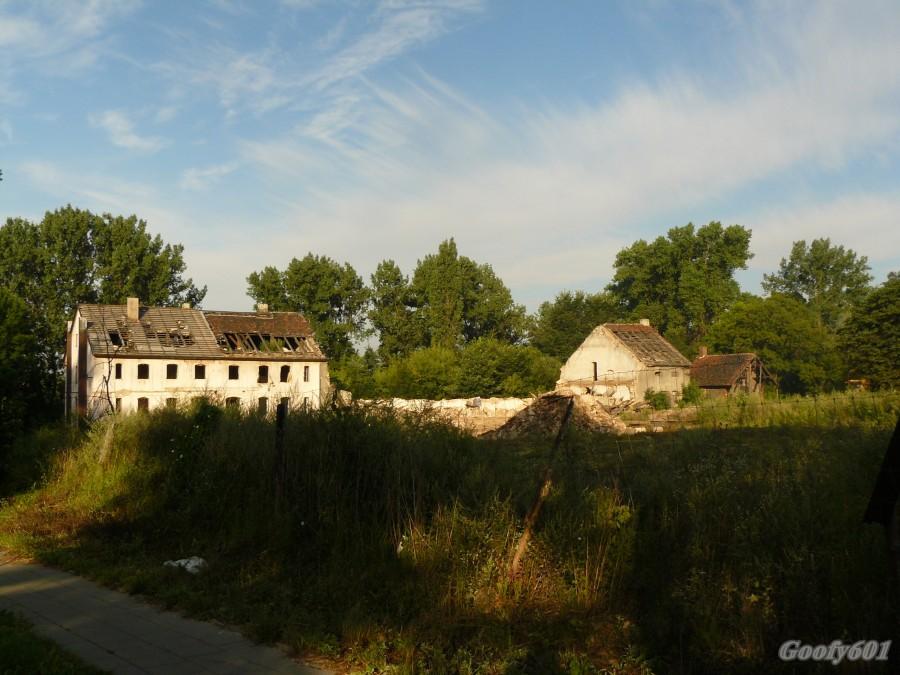 Rozbiórka zabudowań gospodarczych w Mikulczycach.