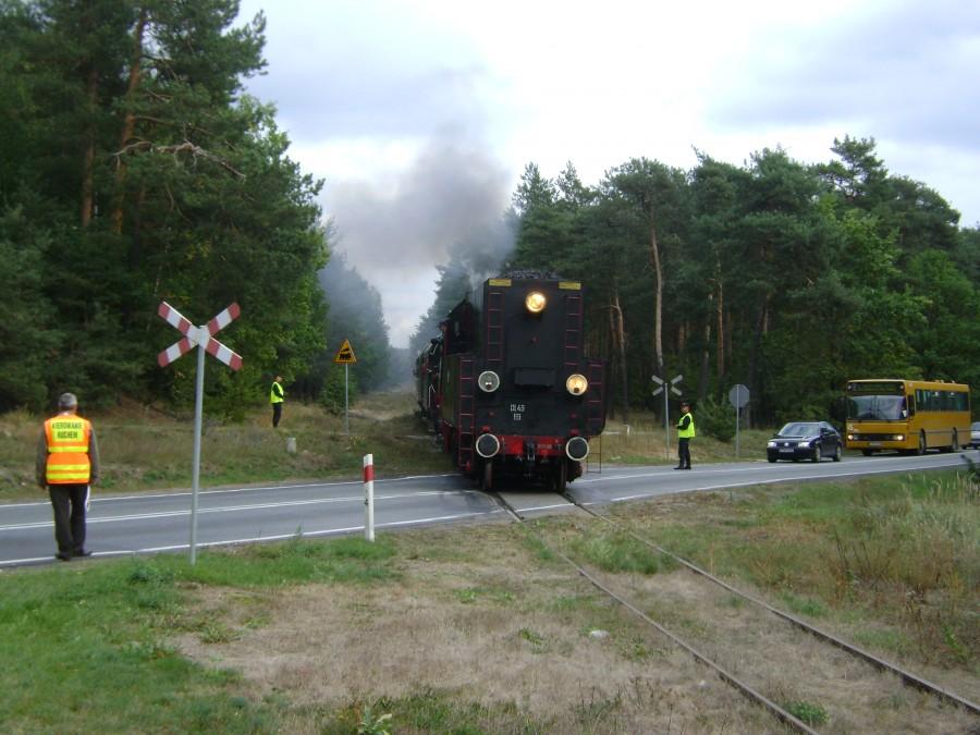 Parowóz Ol49-69 powraca ze Spały przecinając drogę krajową nr 48