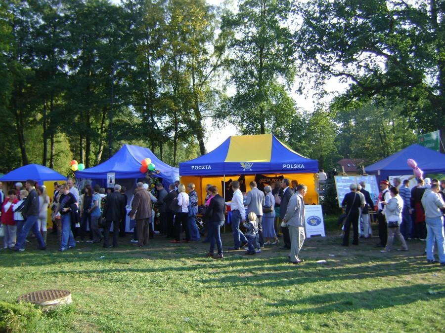 Stoiska promujące różne firmy i instytucje na Dożynkach Prezydenckich w Spale w dniu 16 09 12